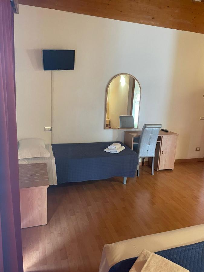Vittoria Rooms Peschiera Peschiera del Garda Exterior photo