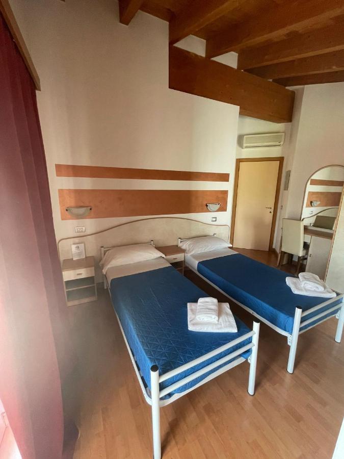 Vittoria Rooms Peschiera Peschiera del Garda Exterior photo